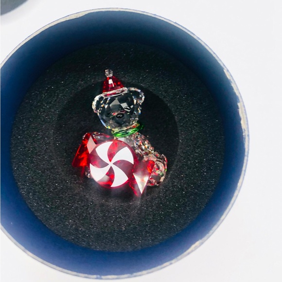 Swarovski Crystal Kris Bear with Peppermint Candy Christmas Figurine 2021 New - Picture 2 of 4
